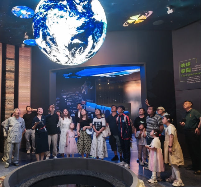 8月16日，機關黨支部組織黨員、青年員工及少年兒童赴青海省自然博物館開展“貫徹新發(fā)展理念 守護美麗青?！敝黝}黨日活動。.png